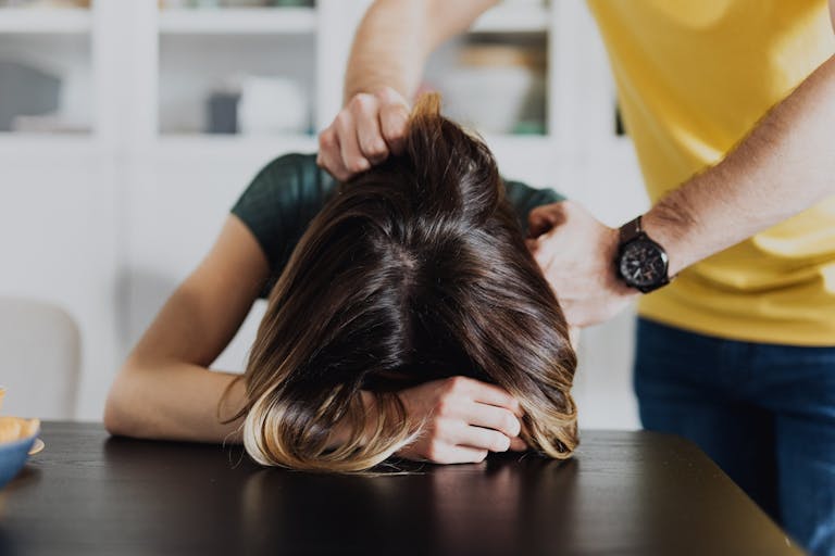 遇到家暴，如何聲請保護令？如何聲請裁判離婚？